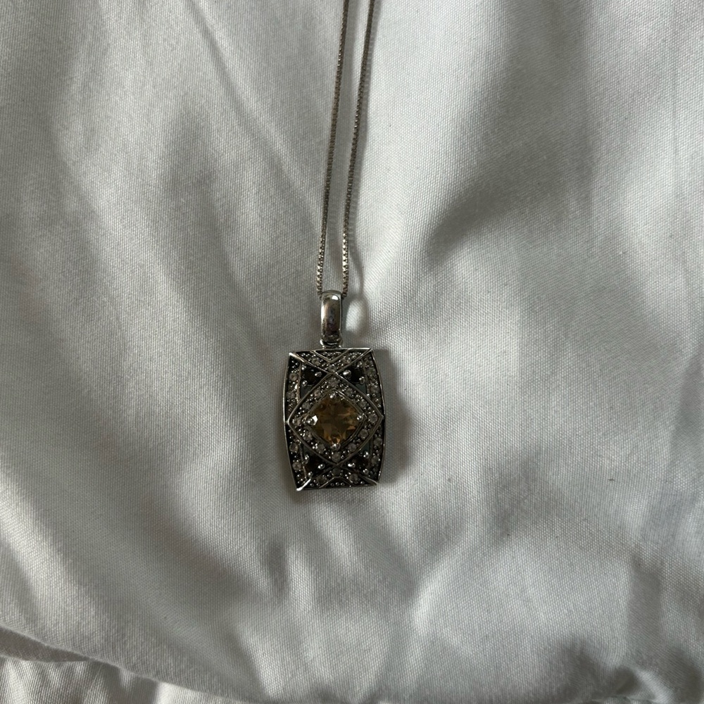 Elegant Silver Pendant Necklace